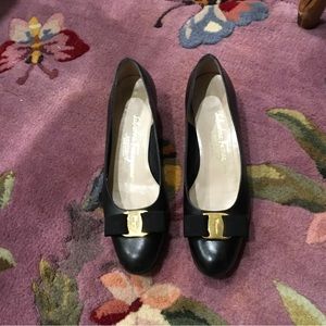 Salvador Ferragamo Signature Black Pumps Sz 7AA.